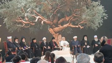 البابا يجمع الطوائف.. في ساحة الشهداء البابا يجمع الطوائف.. في ساحة الشهداء