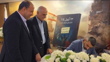 الكاتب حسين منيف عباس يوقع كتابه 23 أيلول 2024: ذاكرة وطن وعنفوان شعب في الجامعة الإسلامية صور الكاتب حسين منيف عباس يوقع كتابه 23 أيلول 2024: ذاكرة وطن وعنفوان شعب في الجامعة الإسلامية صور