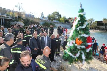 بالصور والفيديو -شجرة الميلاد في مغارة على عمق ٣٠ مترا في البحر قبالة شاطئ العقيبة بالصور والفيديو -شجرة الميلاد في مغارة على عمق ٣٠ مترا في البحر قبالة شاطئ العقيبة