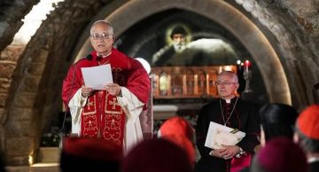 دير مار مارون يهدي البابا أول نسخة مطبوعة من المزامير وسراجا للقديس شربل