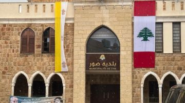 بلدية صور ترفع علم الفاتيكان على مقرها تزامنا مع زيارة البابا للبنان بلدية صور ترفع علم الفاتيكان على مقرها تزامنا مع زيارة البابا للبنان