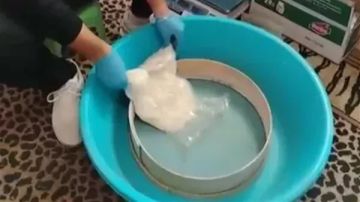 الجمارك تداهم موقعا لتزوير متممات غذائية وتوقف المتورط