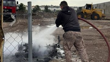 قرب صور، رجل يصعد على سطح محل تجاري بملابسه الداخلية ثم ينزل ويحرق دراجته النارية !