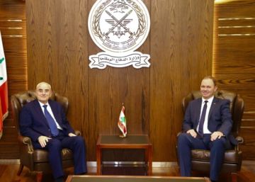 منسى استقبل نائب وزير الدفاع الألماني وعرض معه الصعوبات التي يواجهها الجيش خلال تنفيذ مهامه منسى استقبل نائب وزير الدفاع الألماني وعرض معه الصعوبات التي يواجهها الجيش خلال تنفيذ مهامه