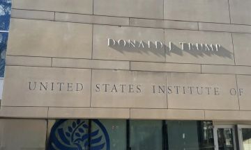 اسم دونالد ترامب على واجهة مبنى المعهد الأميركي للسلام اسم دونالد ترامب على واجهة مبنى المعهد الأميركي للسلام