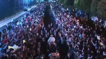 بالفيديو: البابا بلا زجاج عازل.. بين الشبيبة!