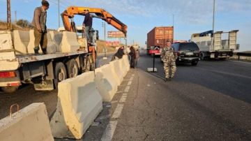 وزارة الاشغال بدات تنفيذ مرحلة تجريبية من مشروع تركيب فواصل إسمنتية على الطريق الدولية في ضهر البيدر وزارة الاشغال بدات تنفيذ مرحلة تجريبية من مشروع تركيب فواصل إسمنتية على الطريق الدولية في ضهر البيدر