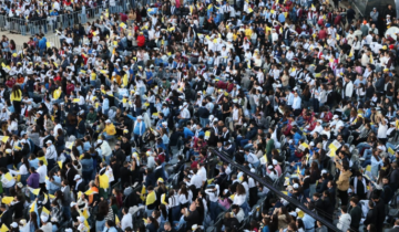 حشود شبابية تملأ ساحات بكركي بانتظار وصول البابا