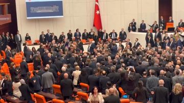 بالفيديو: إشكال وتضارب داخل البرلمان بالفيديو: إشكال وتضارب داخل البرلمان