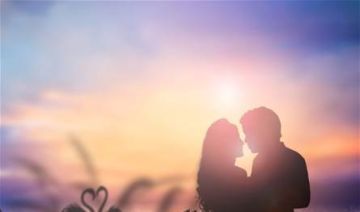 بعد أشهر من إنفصالها عن رجل أعمال ممثلة تعيش قصة حب مع منتج يكبرها سنا بعد أشهر من إنفصالها عن رجل أعمال ممثلة تعيش قصة حب مع منتج يكبرها سنا