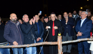 المطران العمار اضاء القرية الميلادية في مزرعة الضهر الشوف