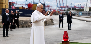 بالصور البابا لاوون الرابع عشر في مرفأ بيروت: صلاة صامتة ولقاء مؤثر مع عائلات الشهداء بالصور البابا لاوون الرابع عشر في مرفأ بيروت: صلاة صامتة ولقاء مؤثر مع عائلات الشهداء