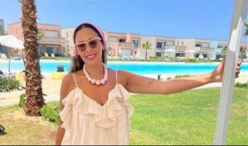 ببدلة رجالية وكرافت ممثلة معروفة بلوك غريب والجمهور يعلق (صور)