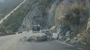 بالصورة: انهيار صخور يقطع طريق تنورين بالصورة: انهيار صخور يقطع طريق تنورين