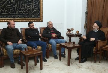 فضل الله خلال استقباله وفد بلدية الجبين: ضرورة إيلاء هذه المناطق الاهتمام اللازم وتقديم كل مقومات الصمود لأهلها فضل الله خلال استقباله وفد بلدية الجبين: ضرورة إيلاء هذه المناطق الاهتمام اللازم وتقديم كل مقومات الصمود لأهلها