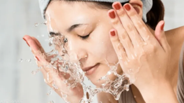 الماء البارد أم الساخن.. أيهما الأفضل لغسل الوجه؟ الماء البارد أم الساخن.. أيهما الأفضل لغسل الوجه؟