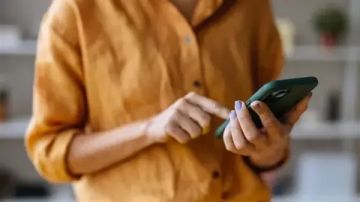 تحرر من الهاتف صباحا خطوات لتحسين يومك ونومك