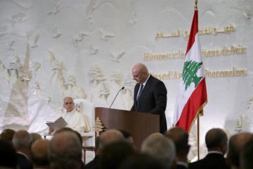 لفتة طريفة من الرئيس اللبناني تجاه ابن عمه خلال القداس الذي ترأسه البابا في بيروت