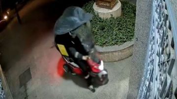 بالفيديو: سرقة دراجة نارية لعامل توصيل أثناء تسليم طلبية