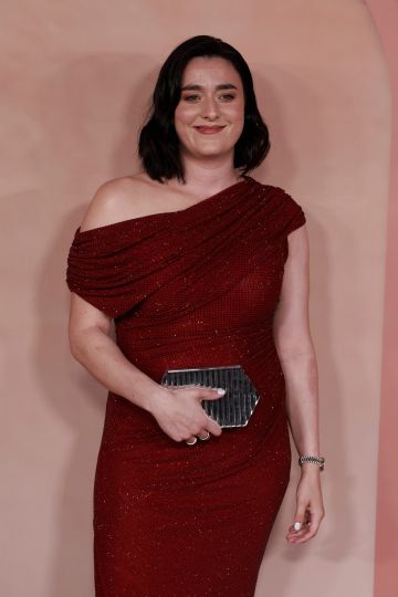  البرغندي يرفض قواعد الموضة المؤقتة ويصنع مساره الخاص مع النجمات