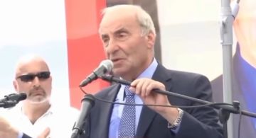 وسام الأرز الوطني من رئيس الجمهورية لطليع حمدان وسام الأرز الوطني من رئيس الجمهورية لطليع حمدان