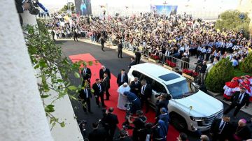 قداسة البابا لاون يتأثر في مستشفى دير الصليب قداسة البابا لاون يتأثر في مستشفى دير الصليب