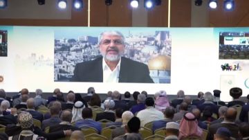 مشعل يدعو لرفض التطبيع والتمسك بالمقاومة ووحدة الفلسطينيين مشعل يدعو لرفض التطبيع والتمسك بالمقاومة ووحدة الفلسطينيين