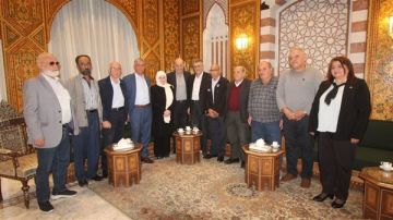 وفد نقابي فلسطيني لبناني مشترك يزور سعادة النائب السابق بهية الحريري في دارتها في الهلالية وفد نقابي فلسطيني لبناني مشترك يزور سعادة النائب السابق بهية الحريري في دارتها في الهلالية