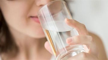 لإنقاص الوزن.. العلماء ينصحون شرب الماء الدافئ في هذا التوقيت لإنقاص الوزن.. العلماء ينصحون شرب الماء الدافئ في هذا التوقيت