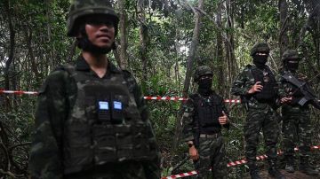 غارات بين تايلاند وكمبوديا... بالفيديو: فوضى أمام المدارس وهلع