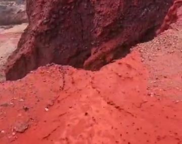 شاطئ إيراني يبدو كأنه مغمور بالدماء