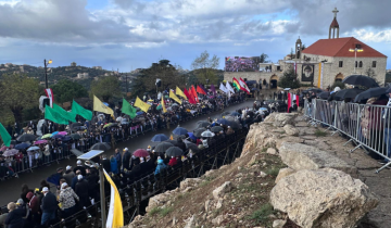 موكب البابا يسلك أوتوستراد جبيل عنايا والمؤمنون يستقبلونه بالأعلام والأرز والزهور أمام كنيسة مار جرجس