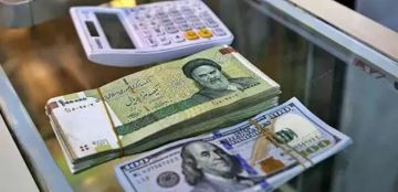لأول مرة في تاريخه.. الدولار يتخطى 127 ألف تومان في السوق الموازية الإيرانية لأول مرة في تاريخه.. الدولار يتخطى 127 ألف تومان في السوق الموازية الإيرانية