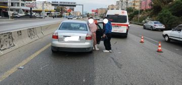 جريح نتيجة تصادم بين مركبتين على اوتوستراد خلدة باتجاه الأنفاق وحركة المرور ناشطة