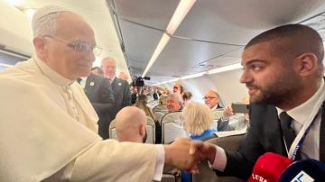 حضور زغرتاوي في قلب الرحلة البابوية جو فرشخ الاعلامي اللبناني والعربي الوحيد مجيئا وايابا!