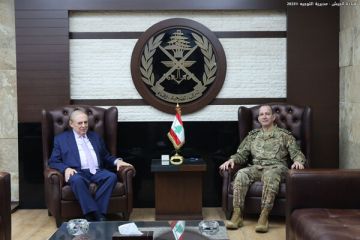 قائد الجيش التقى البستاني ومحفوظ وبحث معهما الأوضاع العامة وشؤونا مختلفة قائد الجيش التقى البستاني ومحفوظ وبحث معهما الأوضاع العامة وشؤونا مختلفة