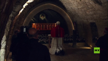 بابا الفاتيكان يصلي من أجل السلام أمام ضريح القديس شربل