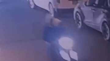 بالفيديو: سقوط سيدة وإصابتها أثناء محاولة سرقتها!