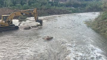 بالفيديو والصور: تنظيف مجرى النهر قبل الأمطار