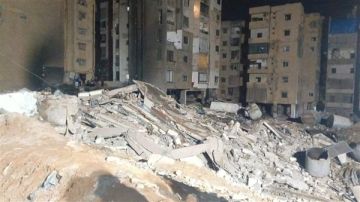 تحديث: بعد سقوط اجزاء منه انهيار المبنى بالكامل في ضاحية بيروت الجنوبية تحديث: بعد سقوط اجزاء منه انهيار المبنى بالكامل في ضاحية بيروت الجنوبية