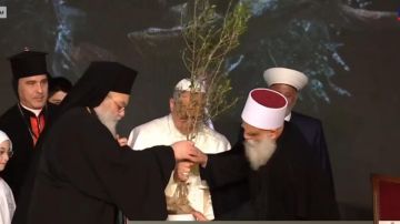 مشهد إستثنائي... للبابا والشيخ والبطريرك والزيتون مشهد إستثنائي... للبابا والشيخ والبطريرك والزيتون