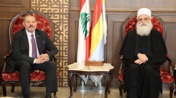 شيخ العقل التقى مبعوث الرئيس الفلسطيني والمفتي الصلح شيخ العقل التقى مبعوث الرئيس الفلسطيني والمفتي الصلح