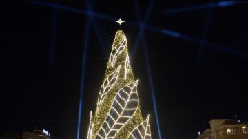 بالفيديو: جبيل ترتدي زينة الميلاد