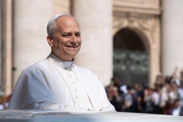 البابا لاوون يغادر في هذه الأثناء بكركي متوجها الى السفارة البابوية