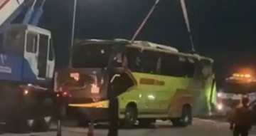 بالفيديو: مقتل 15 وإصابة 19 في حادث مروري مروع بإندونيسيا