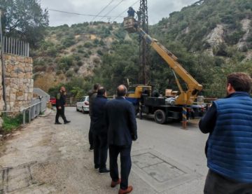 بلدية الضبية: الإشراف على استبدال مصابيح الإنارة على طريق نهر الكلب