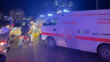 3 إصابات من عائلة واحدة بحادث سير بين سيارة وتوك توك