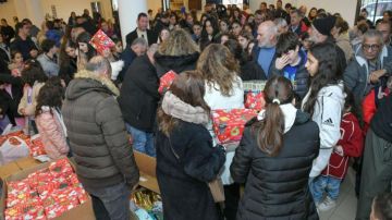 جامعة الروح القدس الكسليك والرهبانية اللبنانية المارونية توزعان الهدايا على أطفال الجنوب في مدرسة سيدة البشارة رميش جامعة الروح القدس الكسليك والرهبانية اللبنانية المارونية توزعان الهدايا على أطفال الجنوب في مدرسة سيدة البشارة رميش