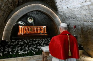 ركوع البابا أمام مار شربل في البعد اللاهوتي والوطني