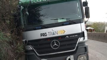 إنزلاق شاحنة على الطريق الدولية ودراج من مفرزة سير بعبدا يعمل على المعالجة إنزلاق شاحنة على الطريق الدولية ودراج من مفرزة سير بعبدا يعمل على المعالجة